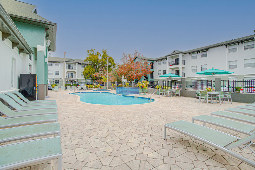 poolside loungers best usf off-campus housing